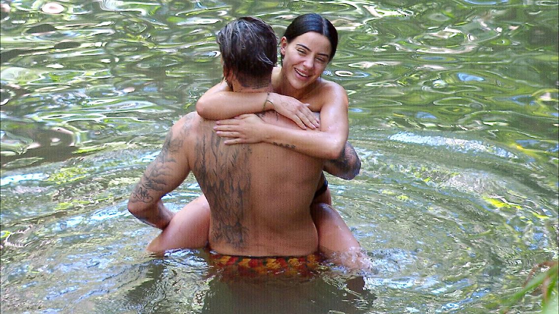 An Tag 15 kehrt mit der Sonne auch das Lachen ins Camp zurück. Durch Kims Auszug, können Mike und Leyla endlich ungestört ihren Frühlingsgefühlen frönen. Mike jedenfalls ...