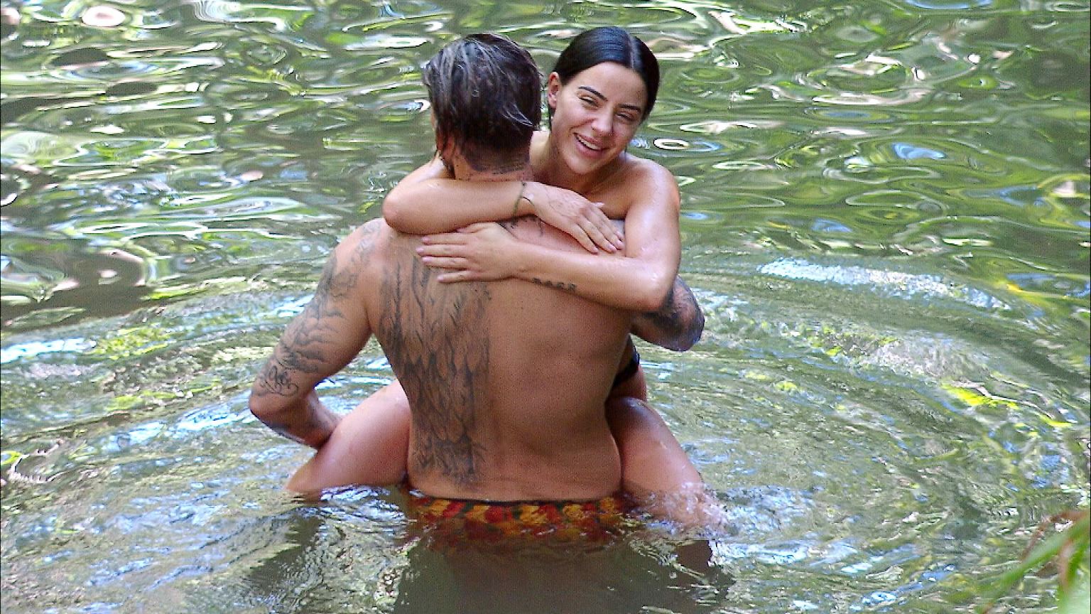 An Tag 15 kehrt mit der Sonne auch das Lachen ins Camp zurück. Durch Kims Auszug können Mike und Leyla endlich ungestört ihren Frühlingsgefühlen nachgehen. Mike jedenfalls ...