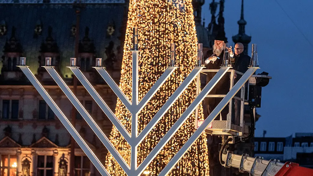 Landesrabbiner-Shlomo-Bistritzky-l-entzuendet-mit-Peter-Tschentscher-SPD-Buergermeister-Hamburgs-den-Chanukka-Leuchter
