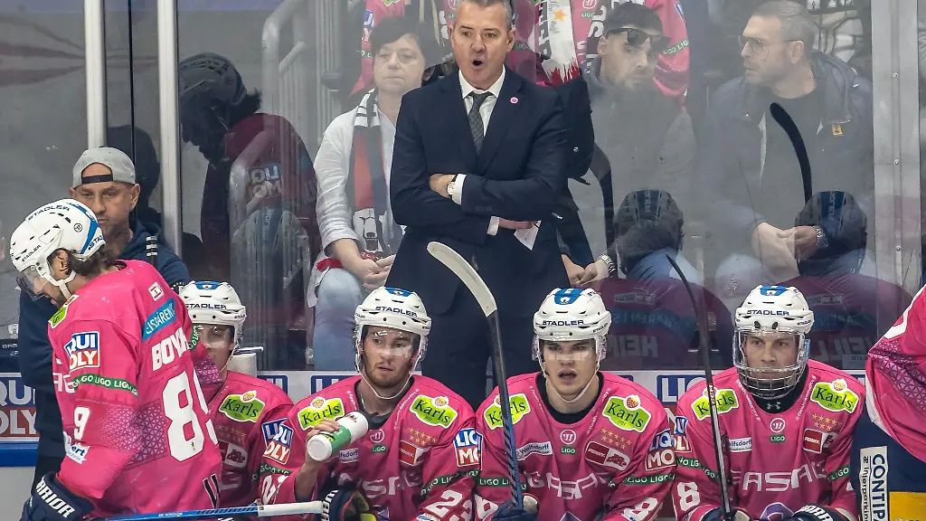 Cheftrainer-Serge-Aubin-M-von-den-Eisbaeren-Berlin-gibt-seinen-Spielern-Anweisungen