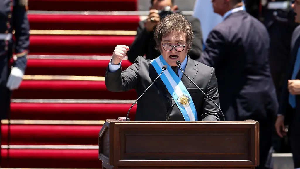 2023-12-10T161950Z-413201530-RC2FU4AWEN8J-RTRMADP-3-ARGENTINA-POLITICS