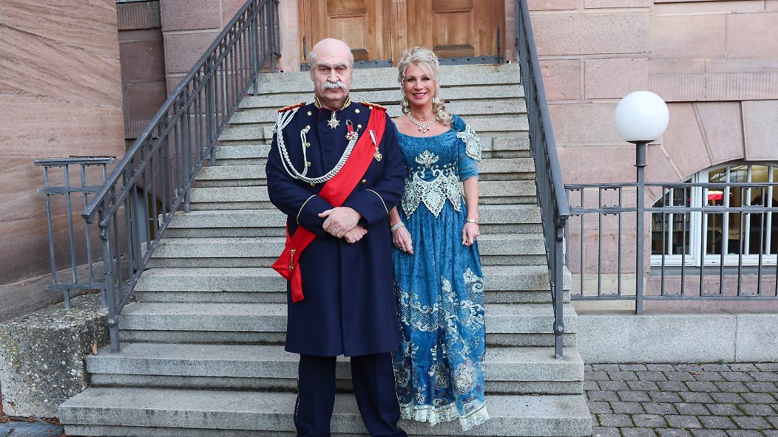 Söder und Ehefrau Karin Baumüller-Söder im staatsmännischen Schick des 19. Jahrhunderts.