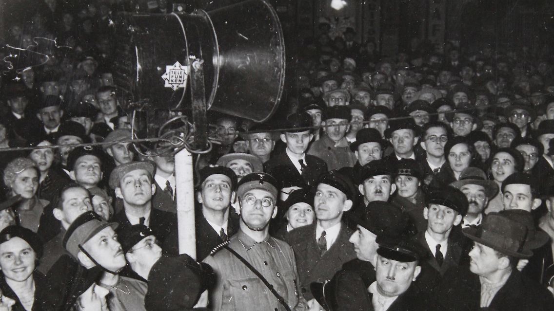 Zu Hitlers Zeiten wurden Reden immer stärker ein Massenphänomen - hier lauschen Menschen einer seiner Reden über einen Lautsprecher.