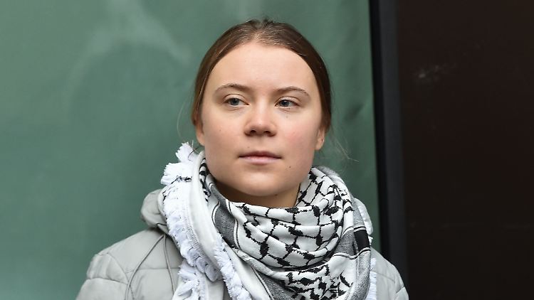 Greta Thunberg erscheint persönlich zum Prozess in London. 