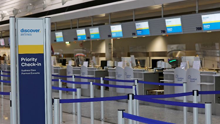 Verwaiste Schalter von "Discover Airlines" in Frankfurt. 