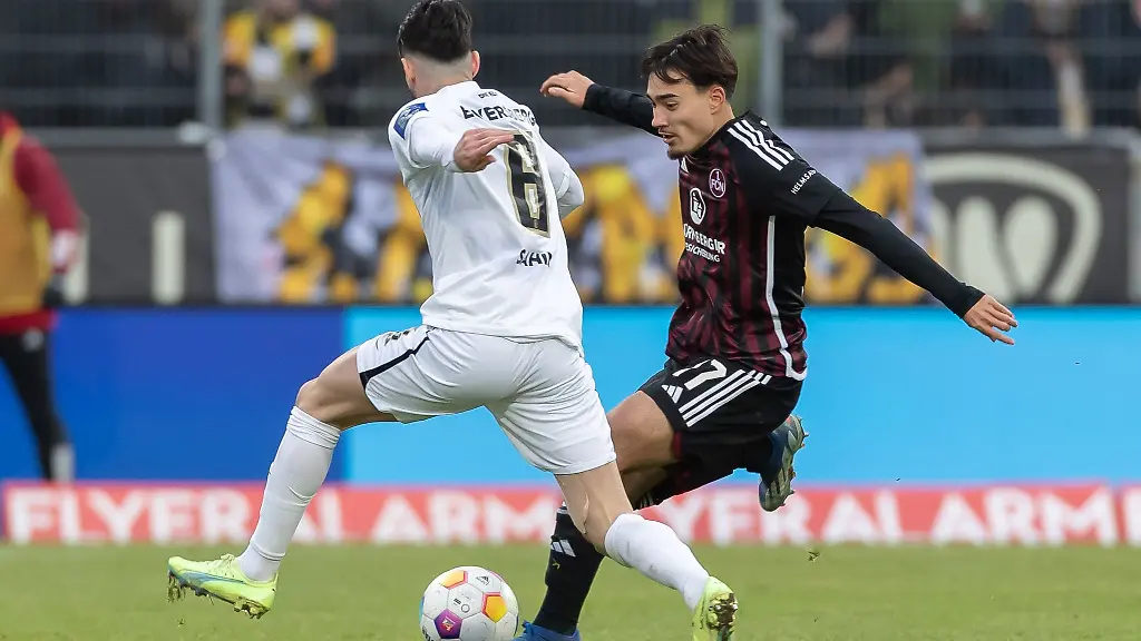 Elversbergs-Semih-Sahin-l-und-Nuernbergs-Jens-Castrop-kaempfen-um-den-Ball