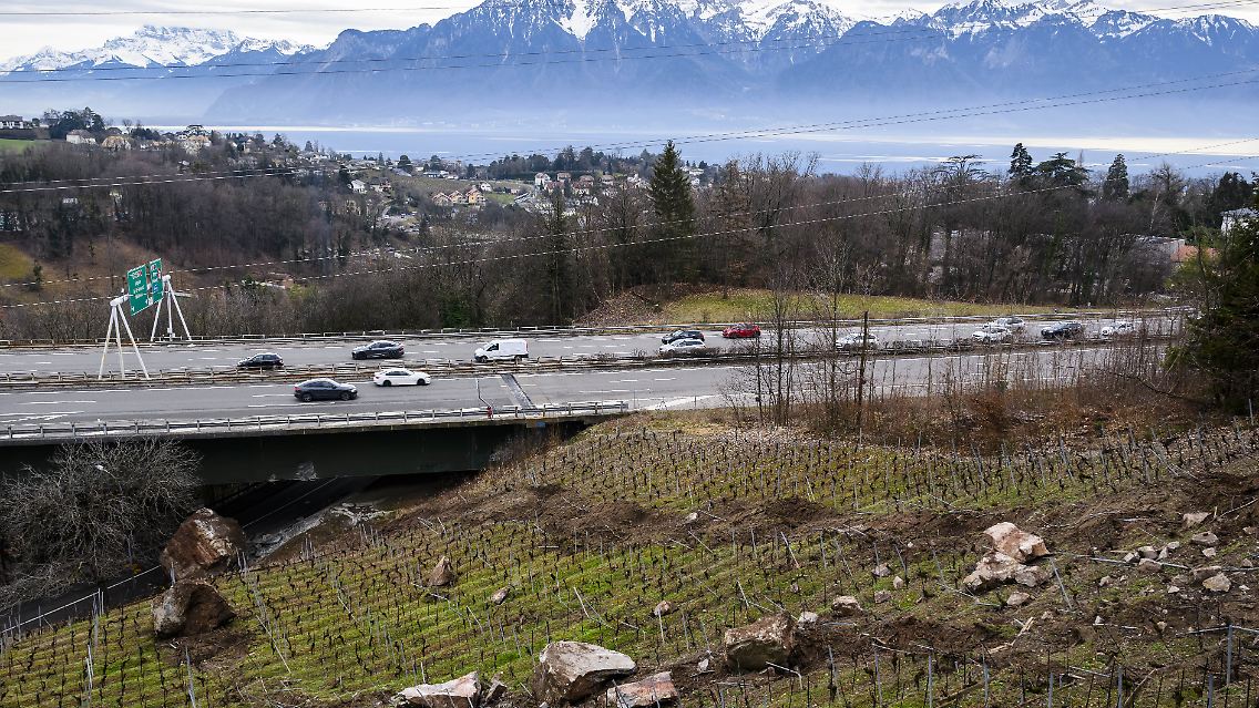 Der Riesenbrocken hinterließ - nebst anderem Geröll - eine Schneise in der Landschaft und kam am Rand der Fahrbahn unterhalb der Brücke zum Erliegen.