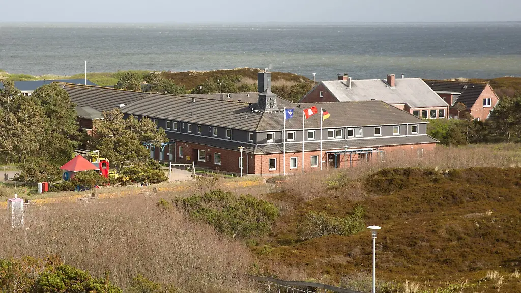Das-Schullandheim-Puan-Klent-liegt-eingebettet-in-die-Duenen-zwischen-Rantum-und-Hoernum-auf-der-Insel-Sylt