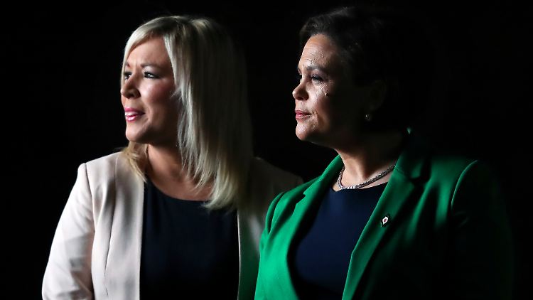 Die Frauen an der Parteispitze der katholisch-republikanischen Sinn Féin: Die Parteivorsitzende Mary Lou McDonald (rechts) und die Fraktionsvorsitzende Michelle O'Neill (links) auf einer Sonderkonferenz 2018.