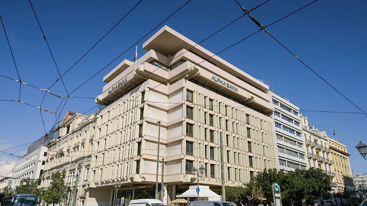 Auf dieser Kreuzung vor der Alpha Bank in Athen kommt es am frühen Samstagmorgen zu einer Explosion.