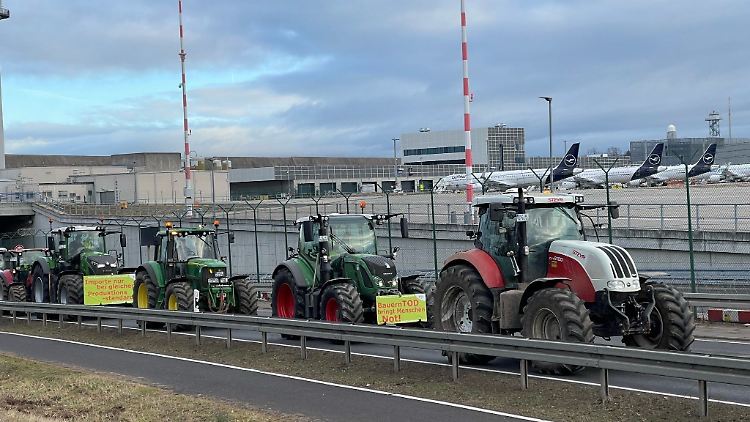 Am Morgen nahmen zunächst weniger Traktoren als erwartet an dem Protest teil.