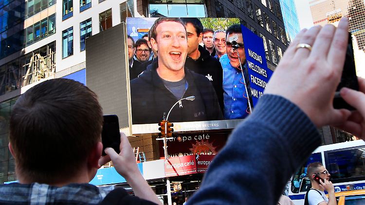 Mark Zuckerberg wurde mit dem Börsengang sehr reich.  