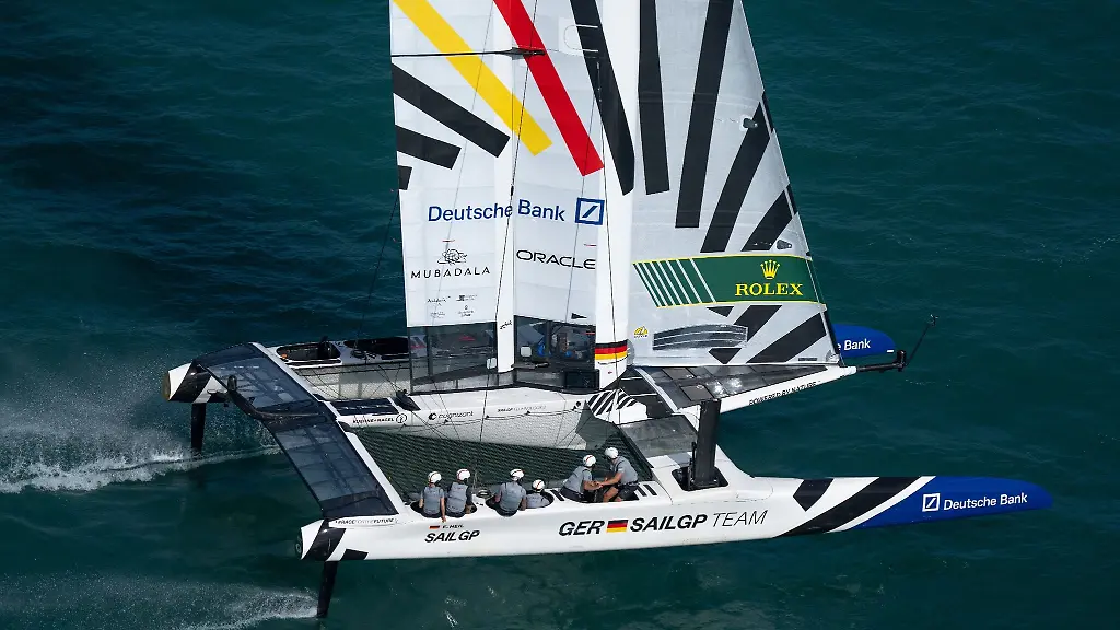 Dieses-von-SailGP-zur-Verfuegung-gestellte-Foto-zeigt-das-Germany-SailGP-Team-um-Steuermann-Erik-Heil-im-Einsatz