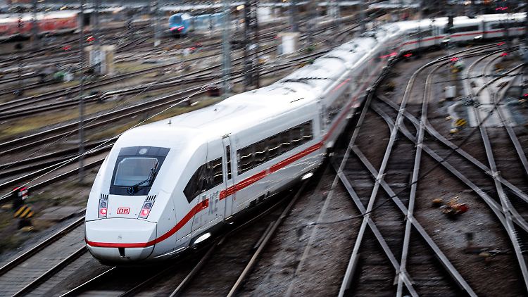 Die Bahn muss sparen, nachdem sie durch das Chaos um den Bundeshaushalt deutlich weniger Geld bekommt.