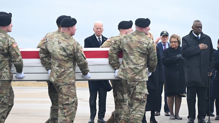 Bei einem Drohnenangriff proiranischer Milizen wurden drei US-Soldaten getötet. Biden erwies ihnen auf dem US-Luftwaffenstützpunkt Dover die letzte Ehre.