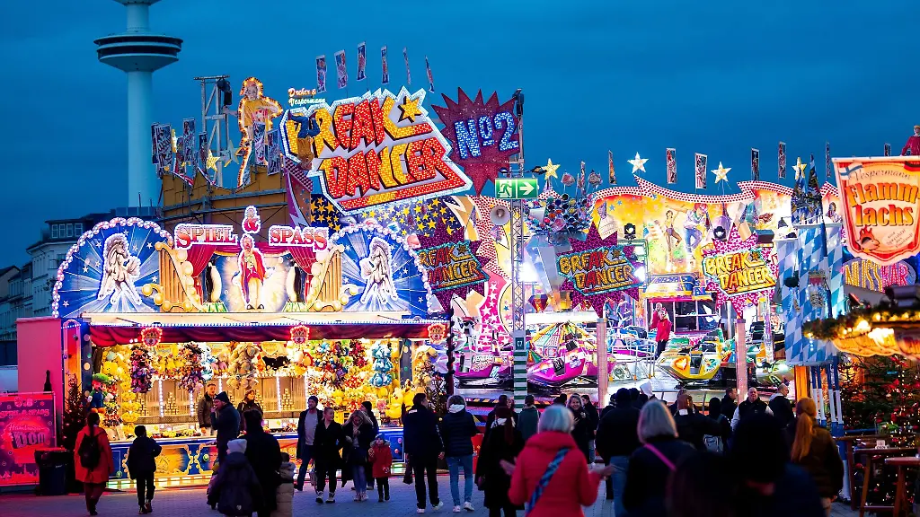 Besucher-gehen-ueber-das-Volksfest-Hamburger-Dom-Heute-eroeffnet-der-Winterdom-bis-zum-10-12-2023-fuer-Besucher