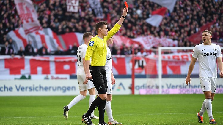 Eine frühe Rote Karte schwächte den SC Freiburg.