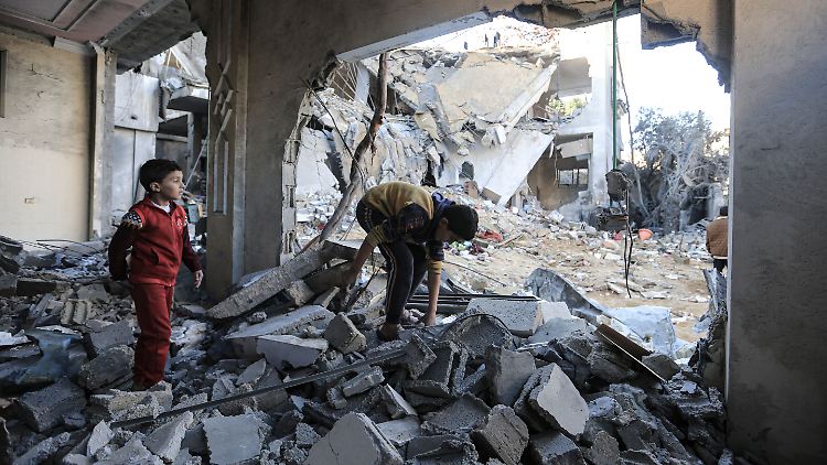 Bei dem Luftangriff auf Rafah sind laut Augenzeugen zwölf Menschen getötet worden.