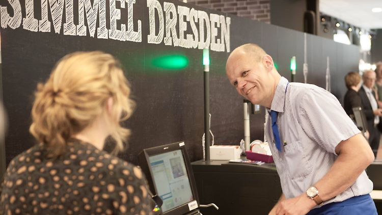 Peter Simmel 2015 bei der Eröffnung eines Marktes in Dresden. 