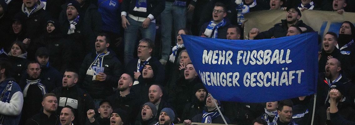 Hertha-Fans zeigen ein Transparent mit der Aufschrift "Mehr Fussball weniger Geschäft". Das Spiel gegen den HSV war wegen eines Protests lange unterbrochen.