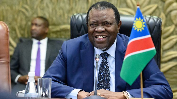 Hage Gottfried Geingob bei einem Wirtschaftstreffen 2022 mit dem Grünen-Wirtschaftsminister Robert Habeck.