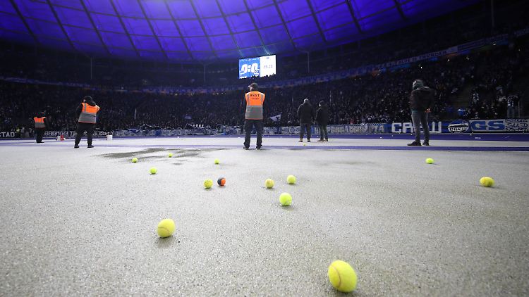 Mit großer Ausdauer warfen Hertha-Fans Tennisbälle auf den Rasen und drumherum. 