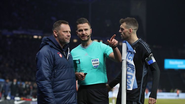 Schiedsrichter Daniel Schlager machte nicht den Eindruck, das Spiel tatsächlich abbrechen zu wollen.