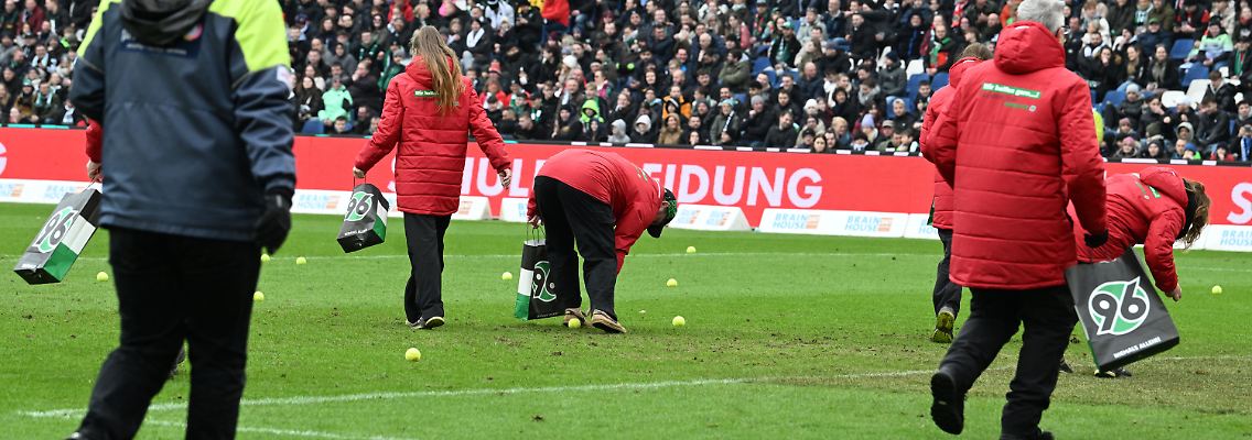 In Hannover wurde fleißig gesammelt, was die Fans aufs Spielfeld beförderten.