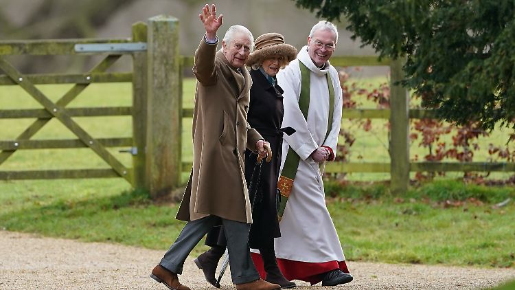 In Begleitung des Reverend Canon Williams besuchten Charles und Camilla die Kirche in Sandringham.