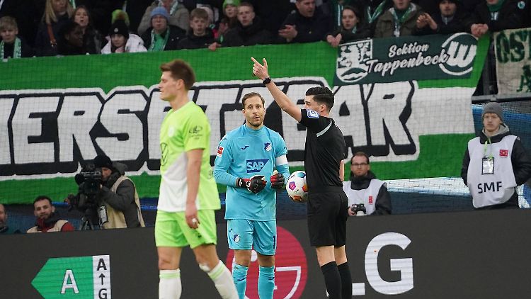 Schiedsrichter Badstübner bat um Hilfe beim Aufräumen.
