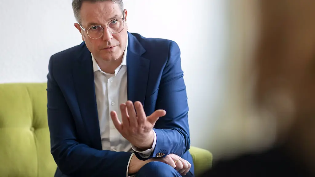 Alexander-Schweitzer-SPD-Minister-fuer-Arbeit-Soziales-Transformation-und-Digitalisierung-von-Rheinland-Pfalz-spricht