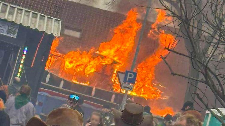 Gegen 15 Uhr wurden die Einsatzkräfte der Feuerwehr und des Rettungsdienstes alarmiert.
