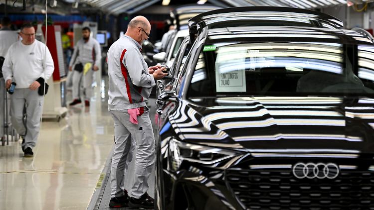Es gebe Pläne, das Modell Q8 e-tron künftig statt in Belgien in China und Mexiko zu bauen, heißt es in einem Medienbericht.