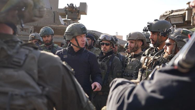 Erst vor wenigen Tagen besuchte der israelische Verteidigungsminister Joav Gallant die Stadt Chan Junis im Gazastreifen für eine Lagebesprechung mit den Soldaten.