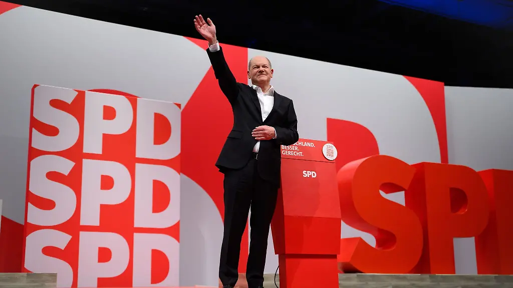 Bundeskanzler-Olaf-Scholz-nimmt-nach-seiner-Rede-beim-Bundesparteitag-der-SPD-in-Berlin-den-Applaus-entgegen