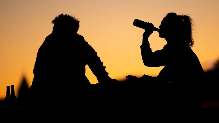 Das Trinkverhalten junger Frauen hat sich dem der jungen Männer angeglichen.