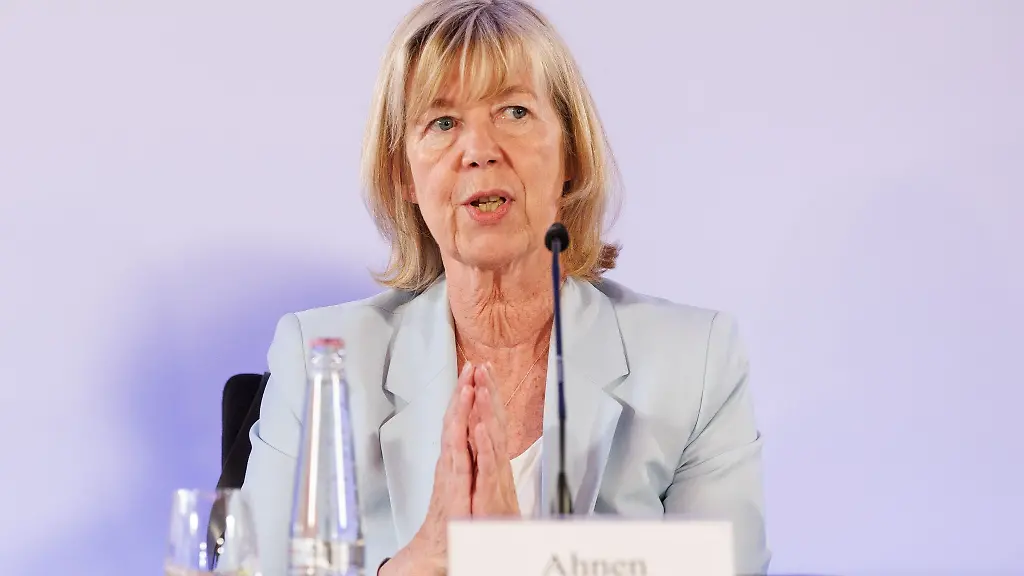 Doris-Ahnen-SPD-Finanzministerin-des-Landes-Rheinland-Pfalz-spricht-bei-einer-Pressekonferenz