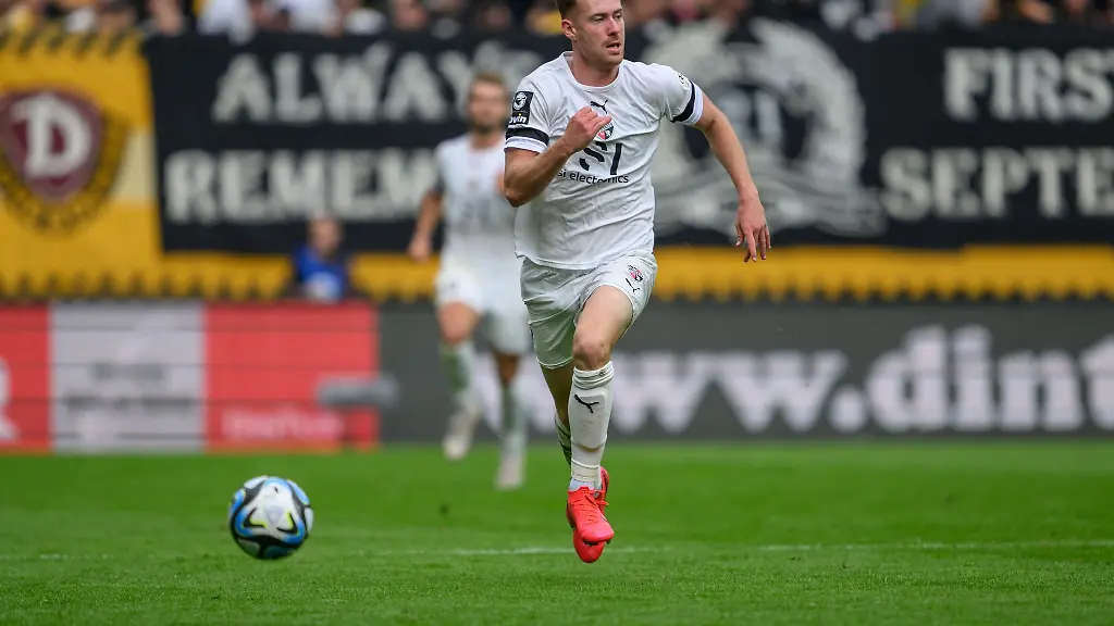 Ingolstadts-Jannik-Mause-spielt-den-Ball