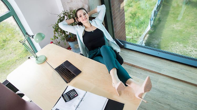 Weniger Stress, mehr Produktivität: Die Versprechen hinter einer Vier-Tage-Woche sollten Beschäftigte im Detail prüfen. 