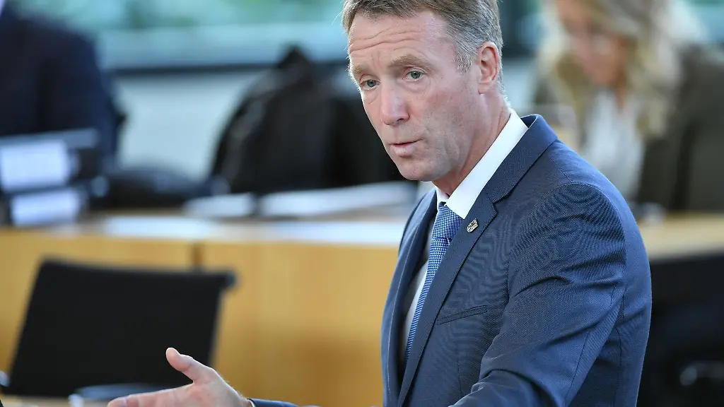 Raymond-Walk-CDU-Abgeordneter-in-Thueringen-spricht-waehrend-einer-Sitzung-des-Thueringer-Landtags