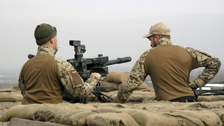 Zwei Bundeswehr-Soldaten auf Posten in der nordafghanischen Provinz Kundus.