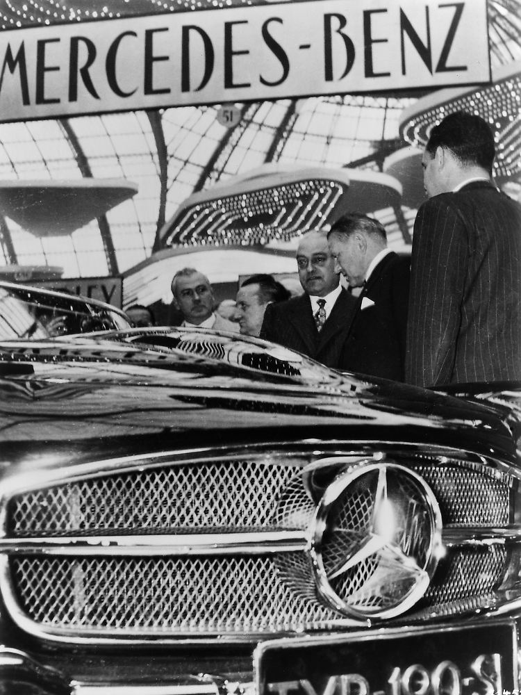 Der französische Staatspräsident Coty bewunderte den Mercedes SL 1955 auf dem Pariser Salon.
