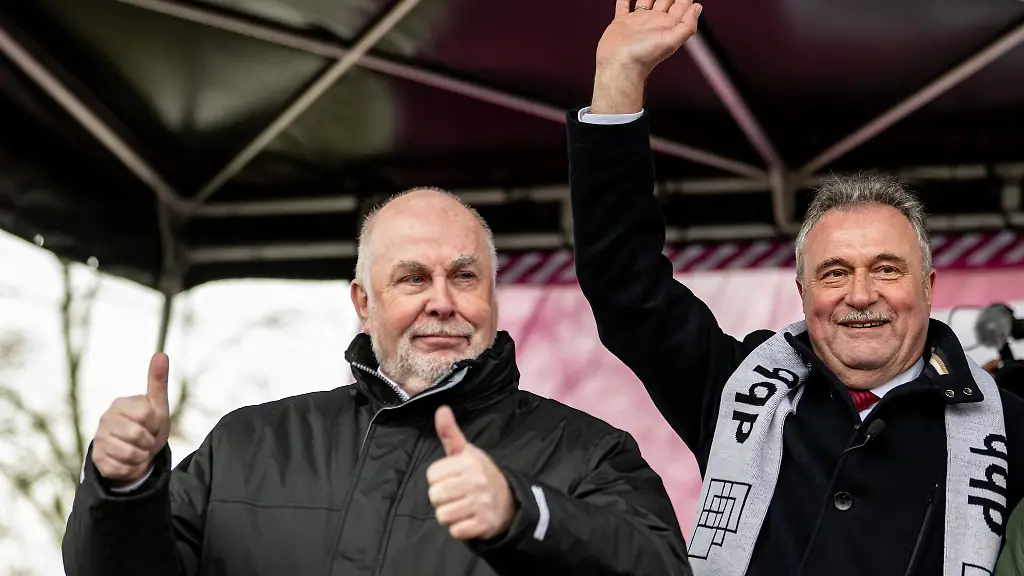 Claus-Weselsky-r-Bundesvorsitzender-der-Gewerkschaft-Deutscher-Lokomotivfuehrer-GDL-und-Ulrich-Silberbach-Vorsitzender-beamtenbund-und-tarifunion-dbb