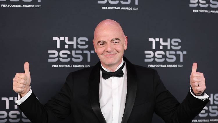 Daumen hoch für ein episches Turnier: Gianni Infantino!