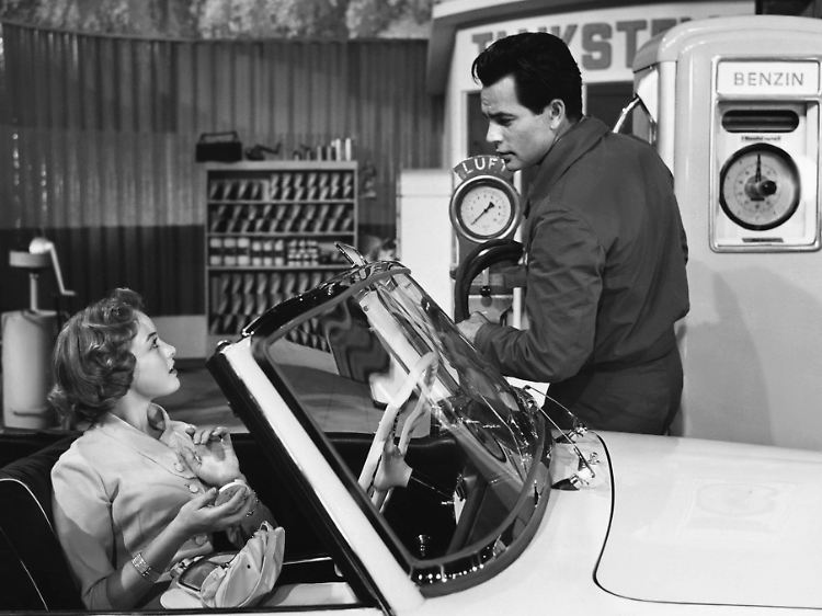 Germaine Damar, Adrian Hoven und ein Mercedes Benz 190 SL in "Die Drei von der Tankstelle" von 1955.