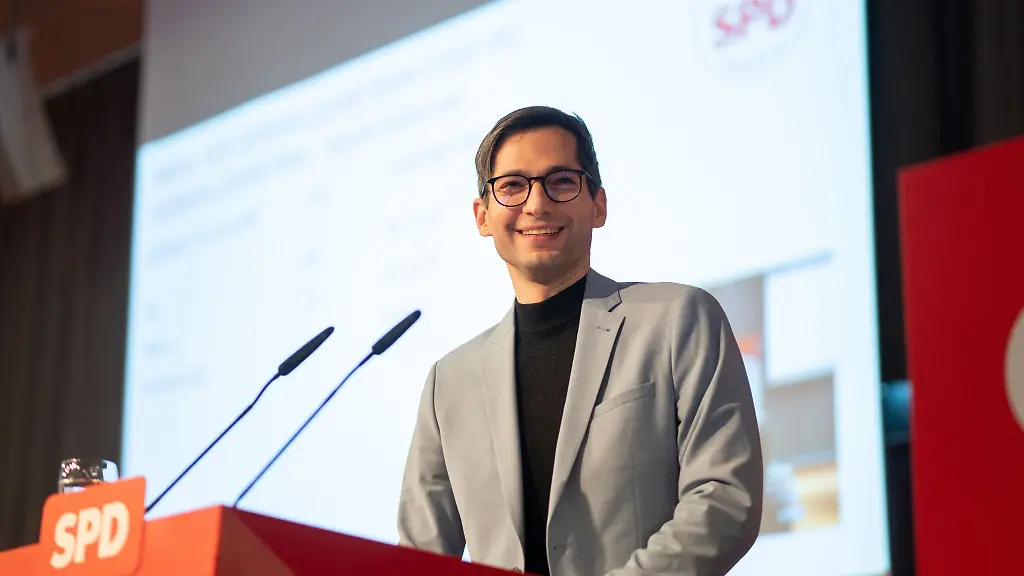 David-Kolesnyk-Generalsekretaer-der-SPD-Brandenburg-spricht-waehrend-eines-Landesparteitags-der-SPD-Brandenburg-nach-seiner-Wiederwahl