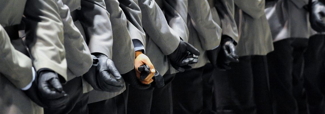 Nach ihrer Rückkehr aus Afghanistan werden Soldaten in der Kaserne in Fritzlar mit einer militärischen Zeremonie empfangen.