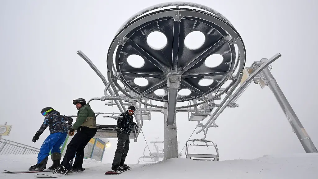 Snowboarder-kommen-vom-Skilift-im-Lotto-Thueringen-Snowpark-Oberhof