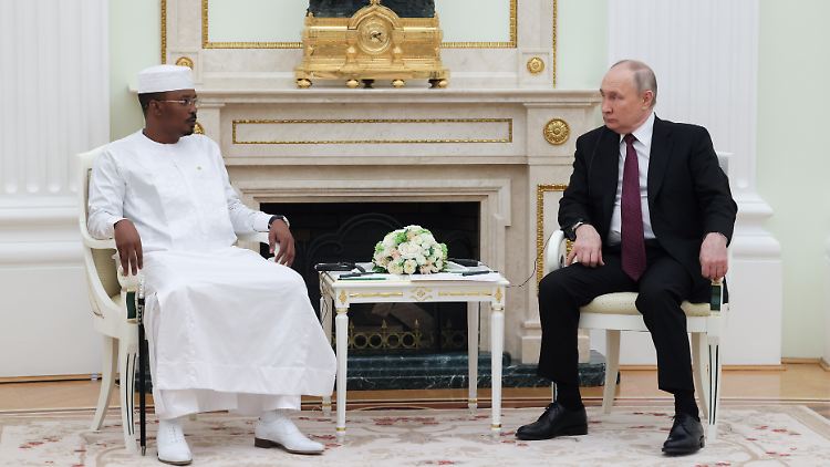Der Präsident des Tschad, Mahamat Idriss Deby, traf Putin am 24. Januar im Kreml.