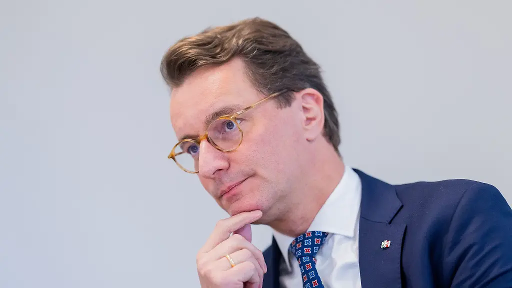Hendrik-Wuest-CDU-Ministerpraesident-von-Nordrhein-Westfalen-spricht-waehrend-eines-Interviews-im-Landesbuero-der-dpa